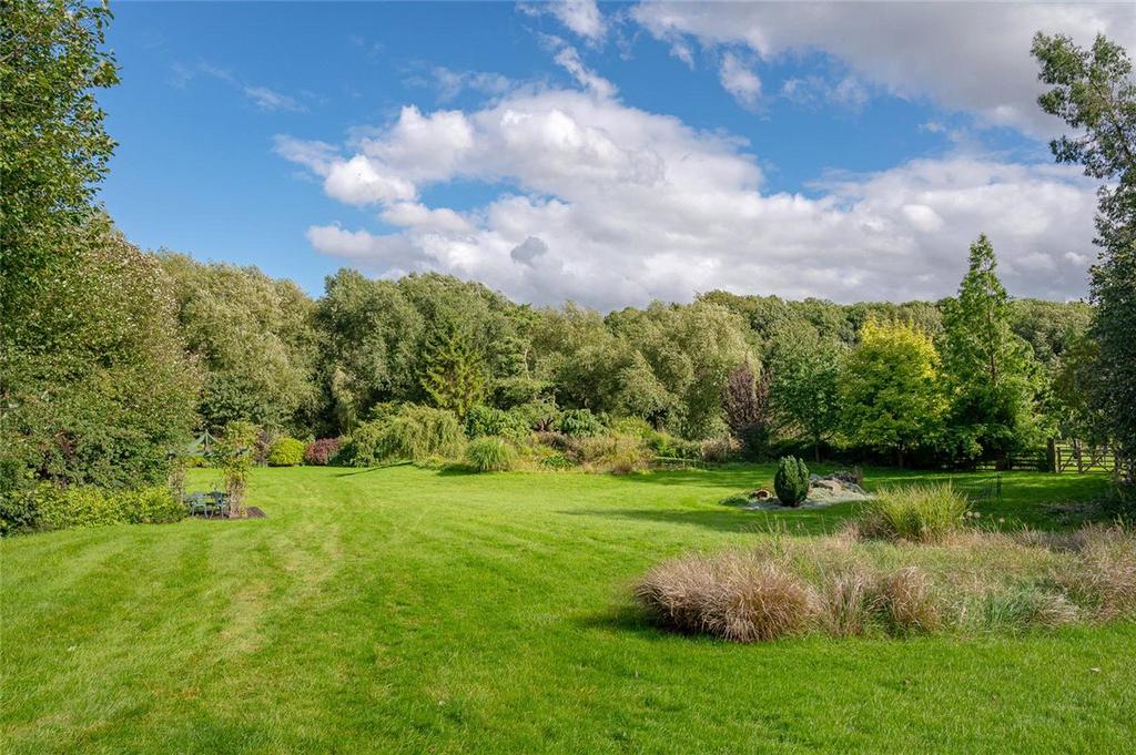 Manor Road, Stutton, Tadcaster, North Yorkshire, LS24 4 bed equestrian