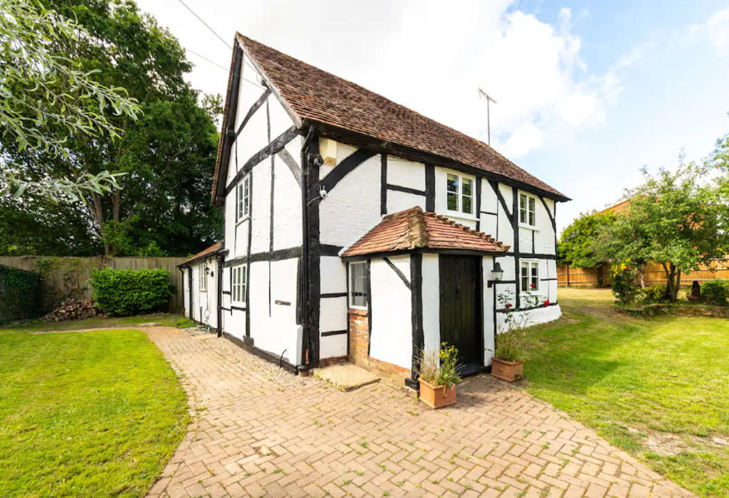 Reading Road, Wokingham, Berkshire 3 bed detached house to rent £