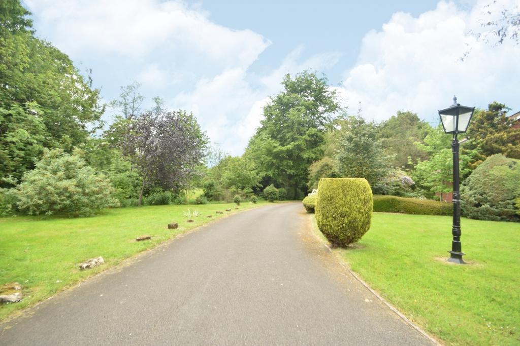 27 Kenton Drive, Shrewsbury... 5 bed detached house £2,000 pcm (£462 pw)