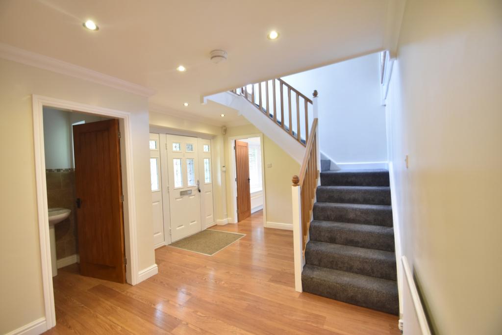 27 Kenton Drive, Shrewsbury... 5 bed detached house £2,000 pcm (£462 pw)