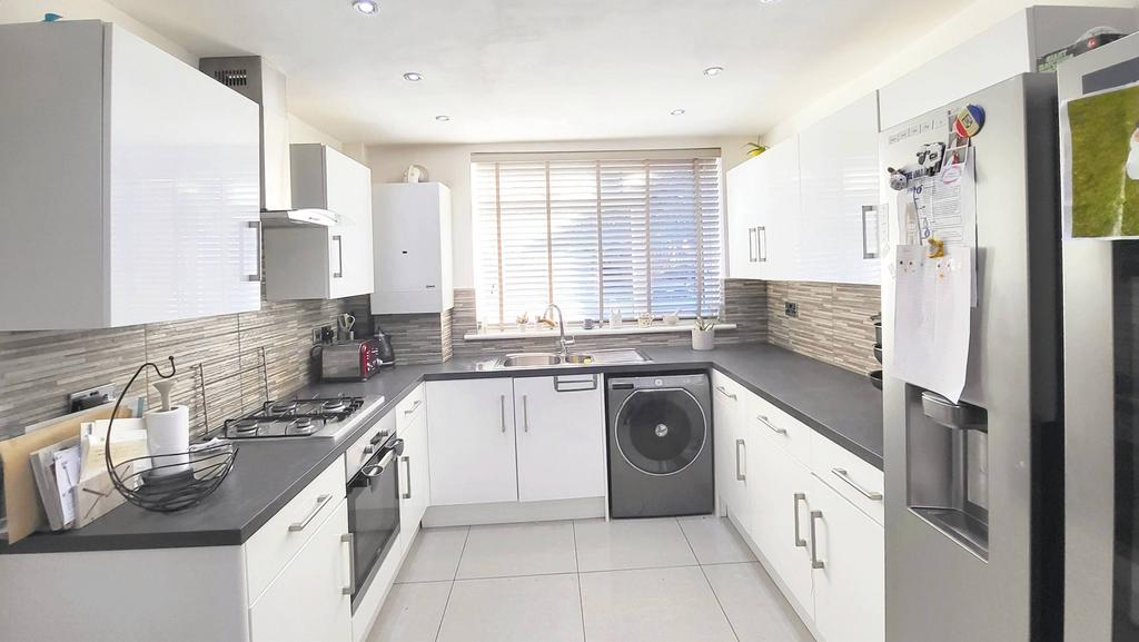 Caistor Road, London SW12 3 bed terraced house to rent £3,000 pcm (£692 pw)