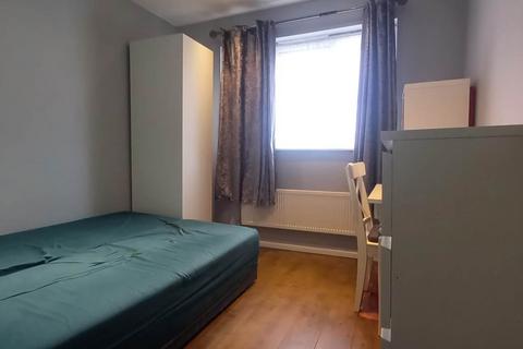 1 bedroom in a house share to rent, Hathaway Gardens, West Ealing