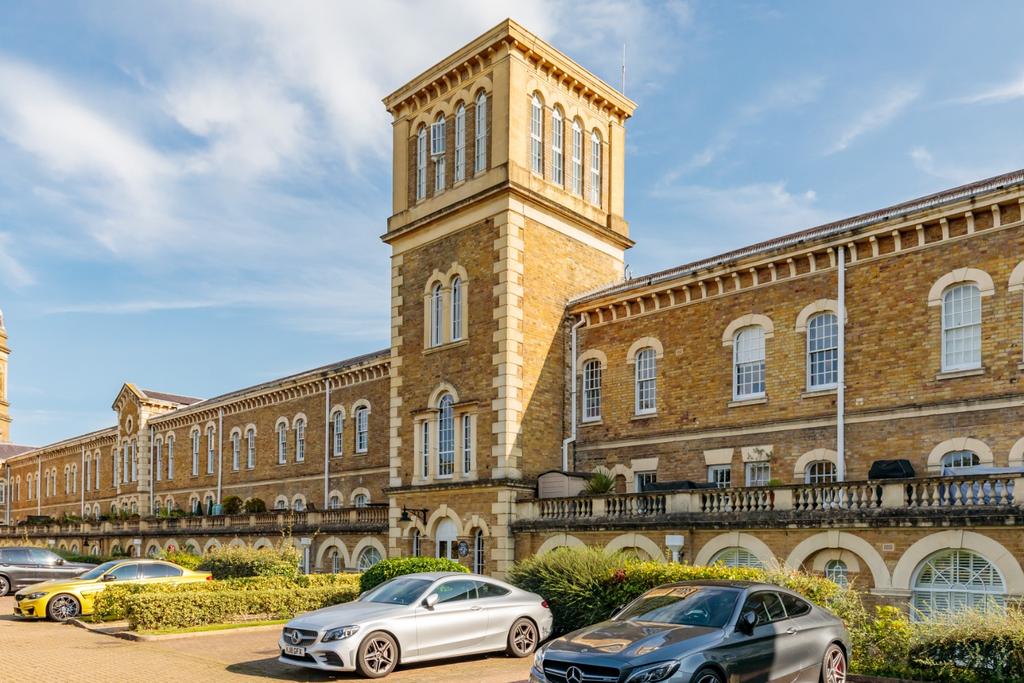 Princess Park Manor, Royal Drive, London, Greater London, N11 2 bed