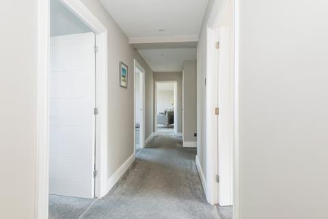 8, Sandown Lodge Avenue Road, Epsom, KT18 7QX