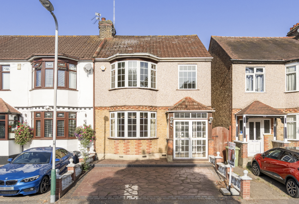 Lyndhurst Drive, Hornchurch, Essex 3 bed end of terrace house for sale
