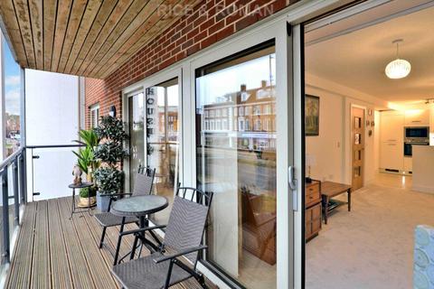 2 bedroom retirement property for sale - New Zealand Avenue, Walton On Thames KT12
