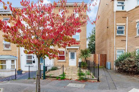3 bedroom end of terrace house to rent, Diana Road, Chatham ME4