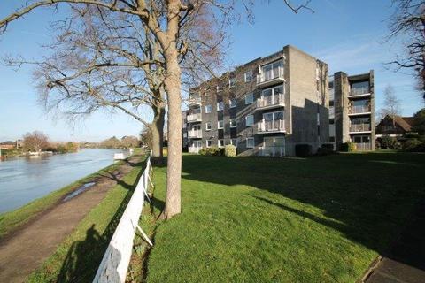 2 bedroom apartment for sale - Riverside Road, Staines-upon-Thames, Surrey, TW18