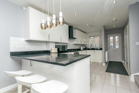 3 bedroom townhouse for sale, Redbarn Close, Leeds