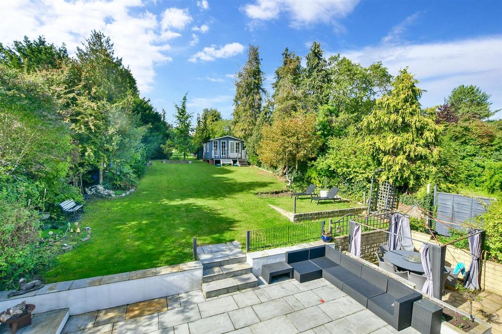 Reigate Road, Epsom, Surrey 5 bed detached house for sale £900,000