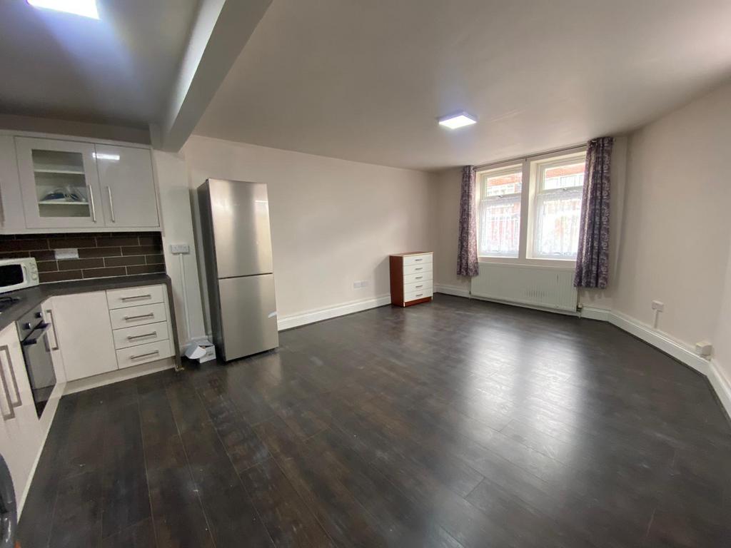 18 Leywick Street London E15 3DD 2 bed flat - £1,900 pcm (£438 pw)