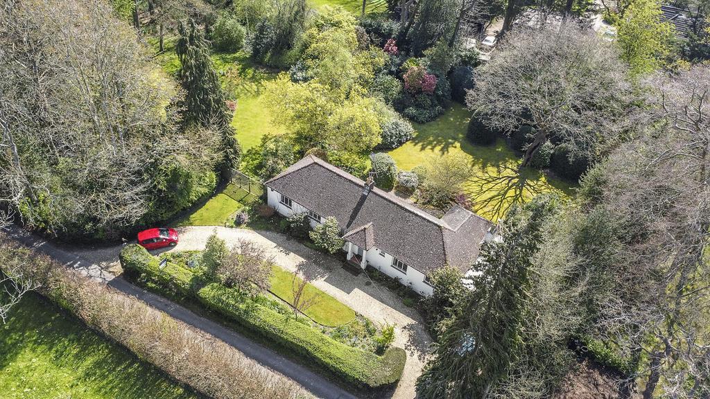 Holly Hill Lane Sarisbury Green Southampton, Hampshire, SO31 7AH 3 bed