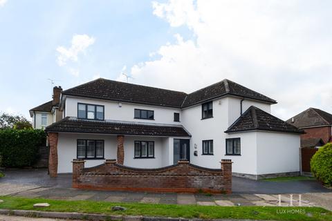 15 Nelwyn Avenue, Hornchurch, RM11 2PY