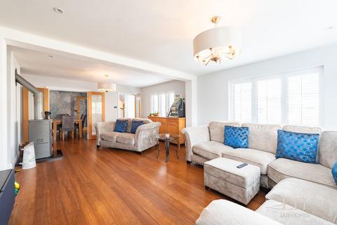 15 Nelwyn Avenue, Hornchurch, RM11 2PY