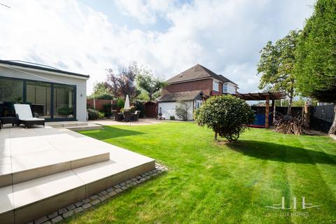 15 Nelwyn Avenue, Hornchurch, RM11 2PY