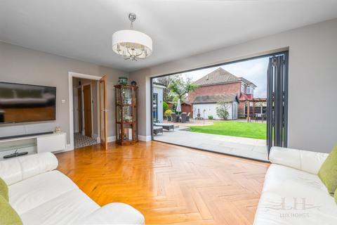 15 Nelwyn Avenue, Hornchurch, RM11 2PY