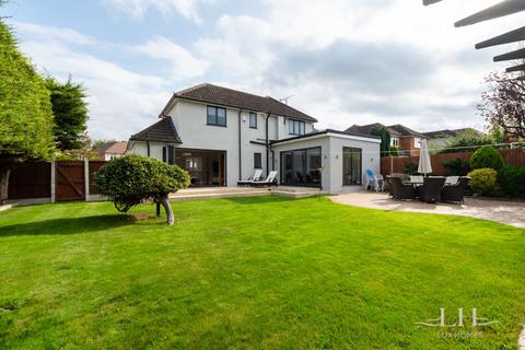 15 Nelwyn Avenue, Hornchurch, RM11 2PY