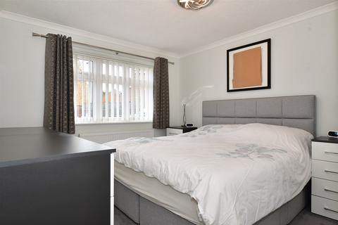 29 Lisle Close, Gravesend, DA12 4XH