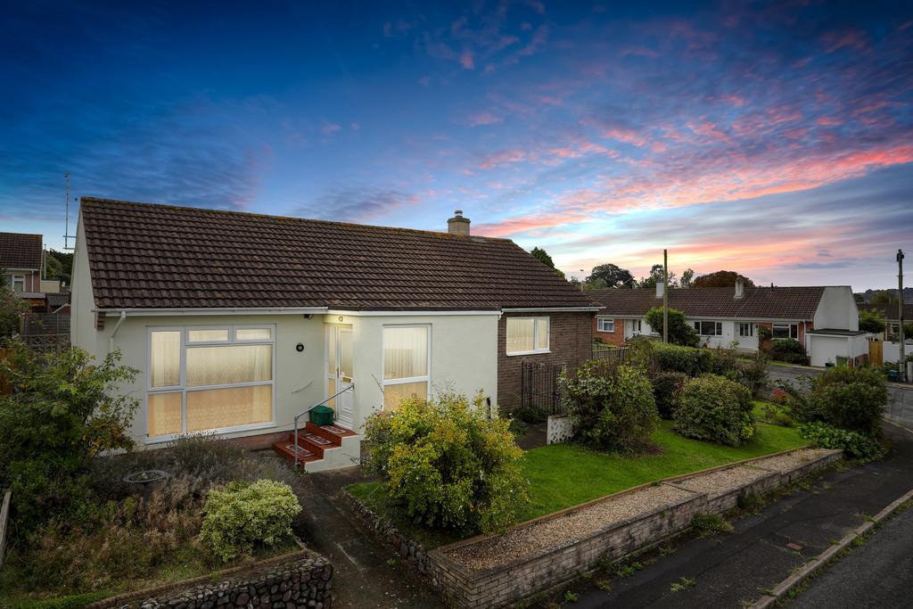 Fairwater Close, Kingsteignton, TQ12 3DB 3 bed detached bungalow for