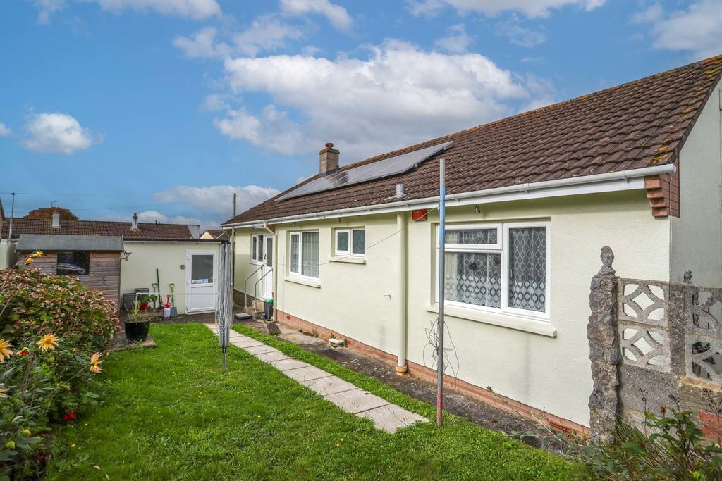 Fairwater Close, Kingsteignton, TQ12 3DB 3 bed detached bungalow for