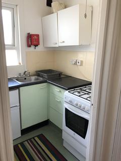 Studio to rent - Bowes Road, Palmers Green, London N13