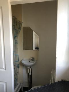 Studio to rent, Bowes Road, Palmers Green, London N13