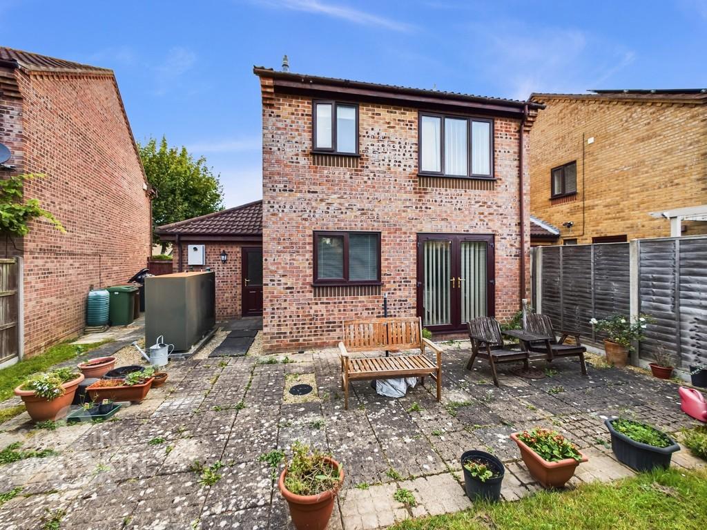 Suffield Close, Long Stratton, Norwich 3 bed detached house for sale £260,000