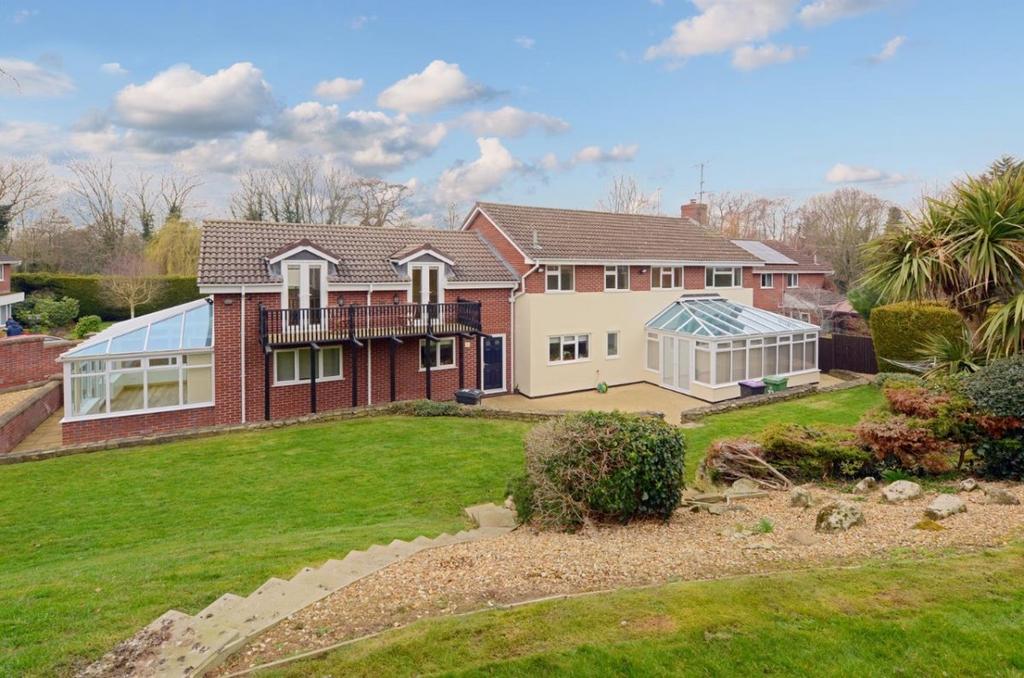 Kenton Drive, Shrewsbury 5 bed detached house £2,000 pcm (£462 pw)