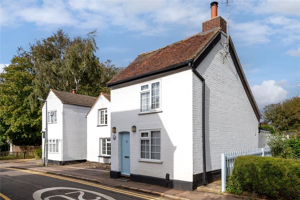 Luton Road, Toddington, Bedfordshire... 2 bed semidetached house £