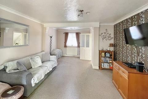 3 bedroom end of terrace house for sale - Whitebeam Avenue, Bromley BR2