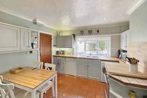 3 bedroom end of terrace house for sale - Whitebeam Avenue, Bromley BR2