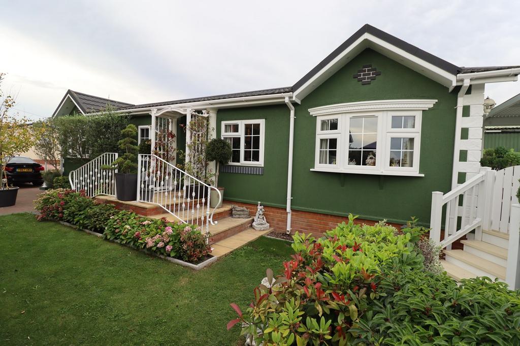 Hawk Hill, Battlesbridge, Wickford, SS11 2 bed park home for sale £