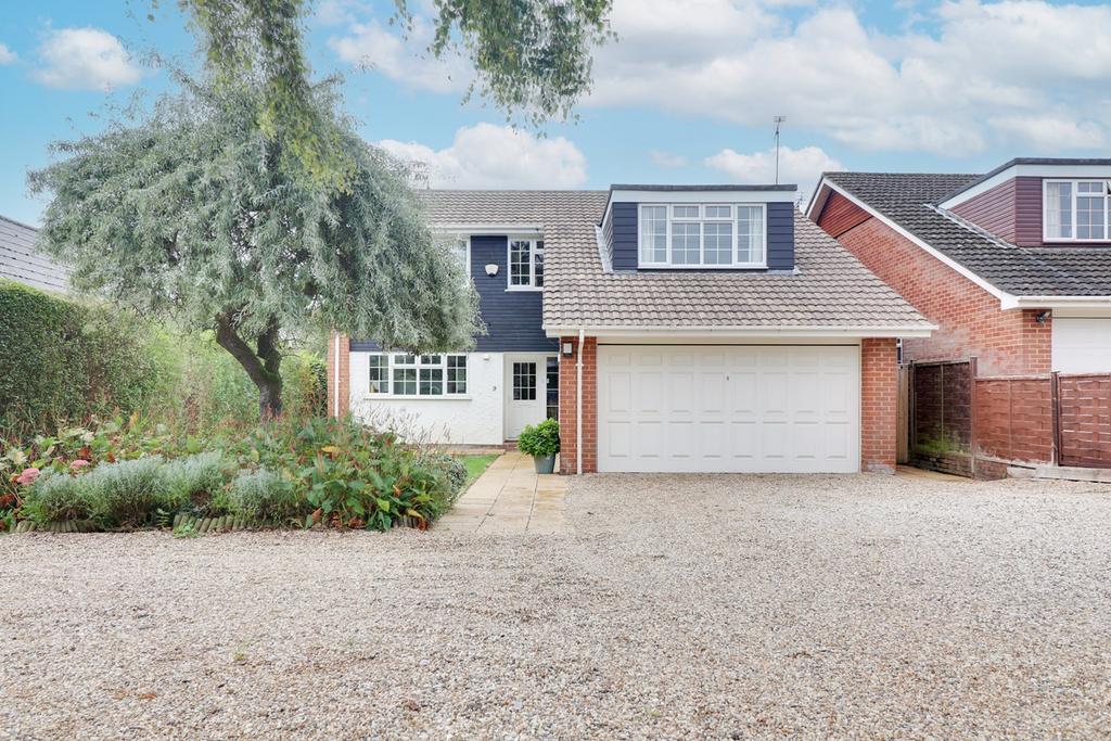 Maylins Drive, Sawbridgeworth, CM21 4 bed detached house £2,500 pcm (£577 pw)