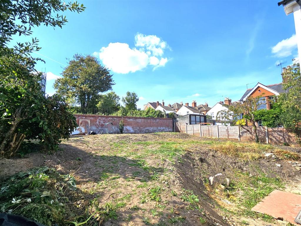 Cargate Avenue, Aldershot 3 bed semidetached house for sale £475,000