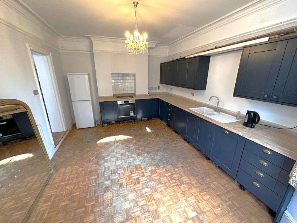 Cargate Avenue, Aldershot 3 bed semidetached house for sale £475,000