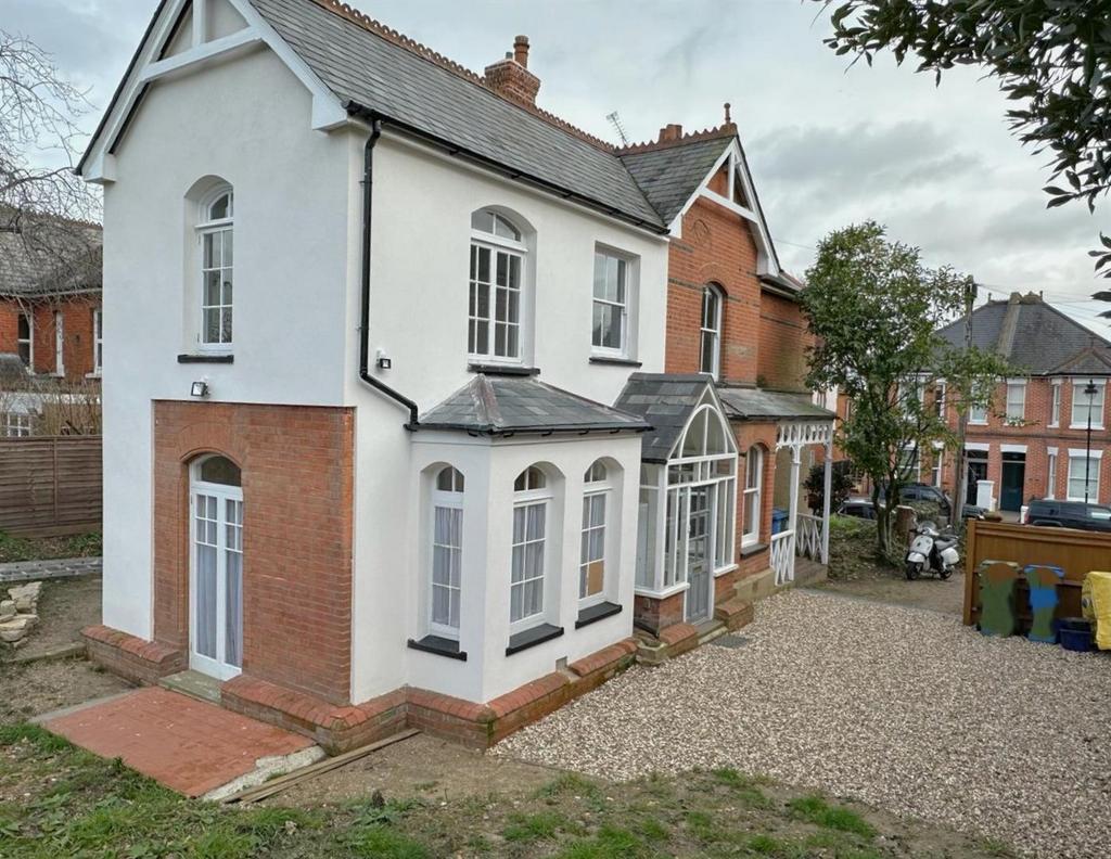 Cargate Avenue, Aldershot 3 bed semidetached house £475,000