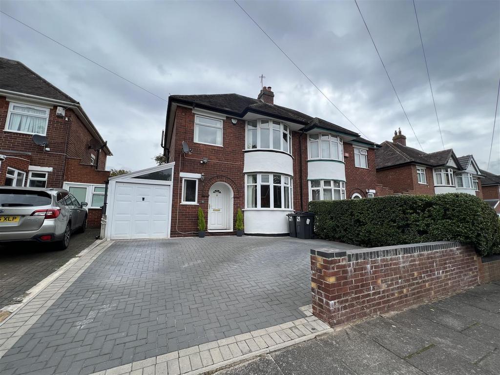 Yateley Crescent, Great Barr, Birmingham 3 bed semidetached house for