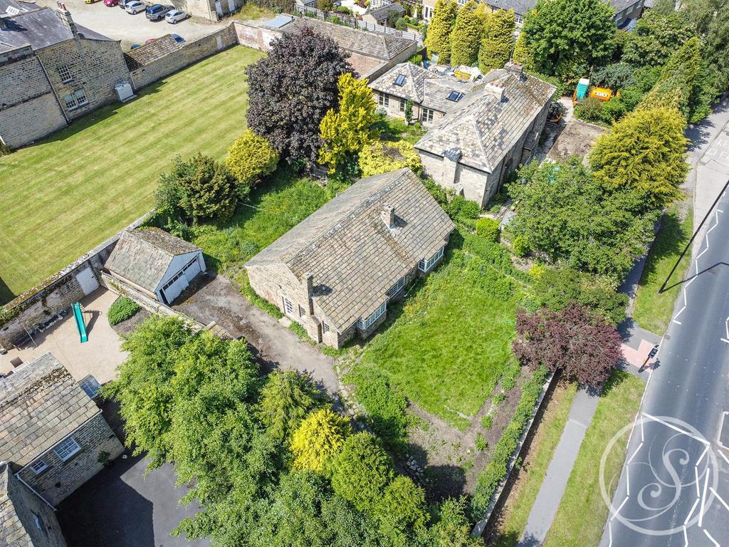 Harrogate Road, Harewood, Leeds 3 bed detached bungalow to rent £2,495 pcm (£576 pw)