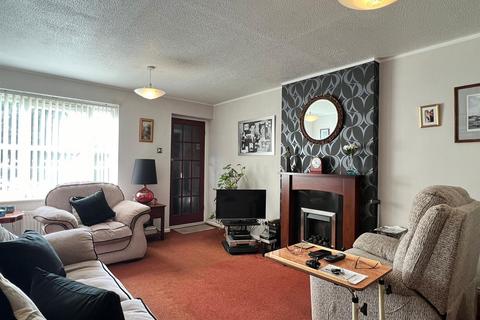 2 bedroom ground floor flat for sale - West End Court, Cayton, Scarborough