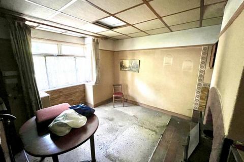 2 bedroom detached bungalow for sale - Bucknalls Lane, Watford WD25