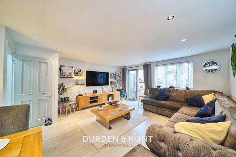 7 Thatchers Close, Loughton, IG10 2JH