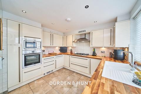 7 Thatchers Close, Loughton, IG10 2JH