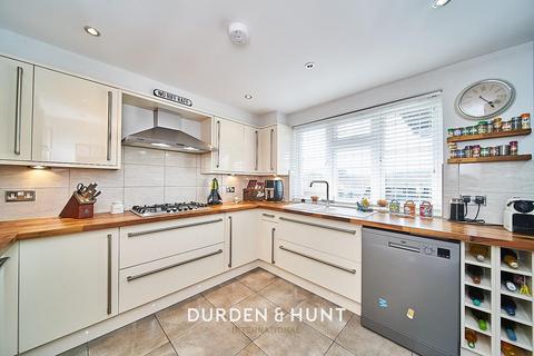 7 Thatchers Close, Loughton, IG10 2JH