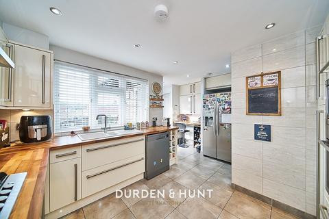 7 Thatchers Close, Loughton, IG10 2JH