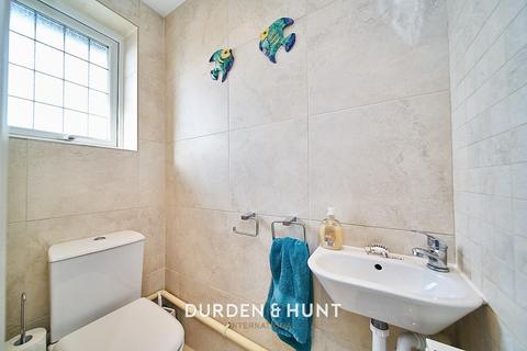 7 Thatchers Close, Loughton, IG10 2JH