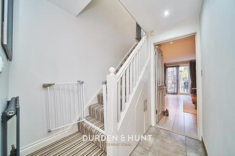 7 Thatchers Close, Loughton, IG10 2JH