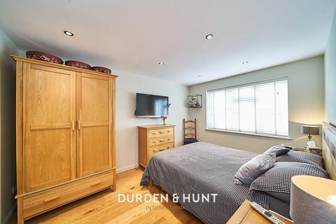 7 Thatchers Close, Loughton, IG10 2JH
