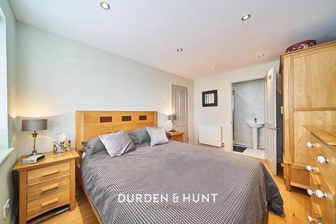 7 Thatchers Close, Loughton, IG10 2JH