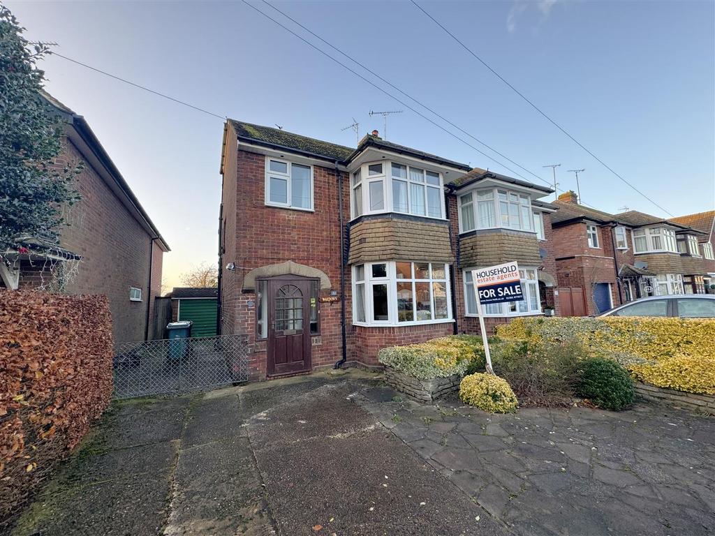 Beacon Avenue, Dunstable, Bedfordshire 3 bed semidetached house for