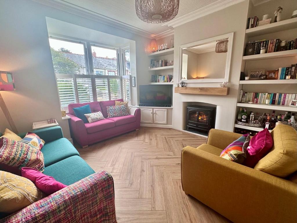 Mackworth Road, Porthcawl, Bridgend County Borough, CF36 5BP 4 bed semi